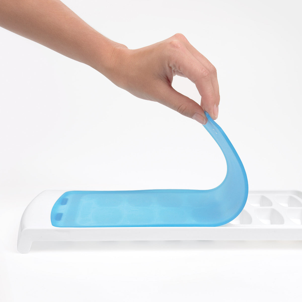 no-spill-ice-cube-tray-d0 1132080_5_no-spill_ice_cube_tray.jpg