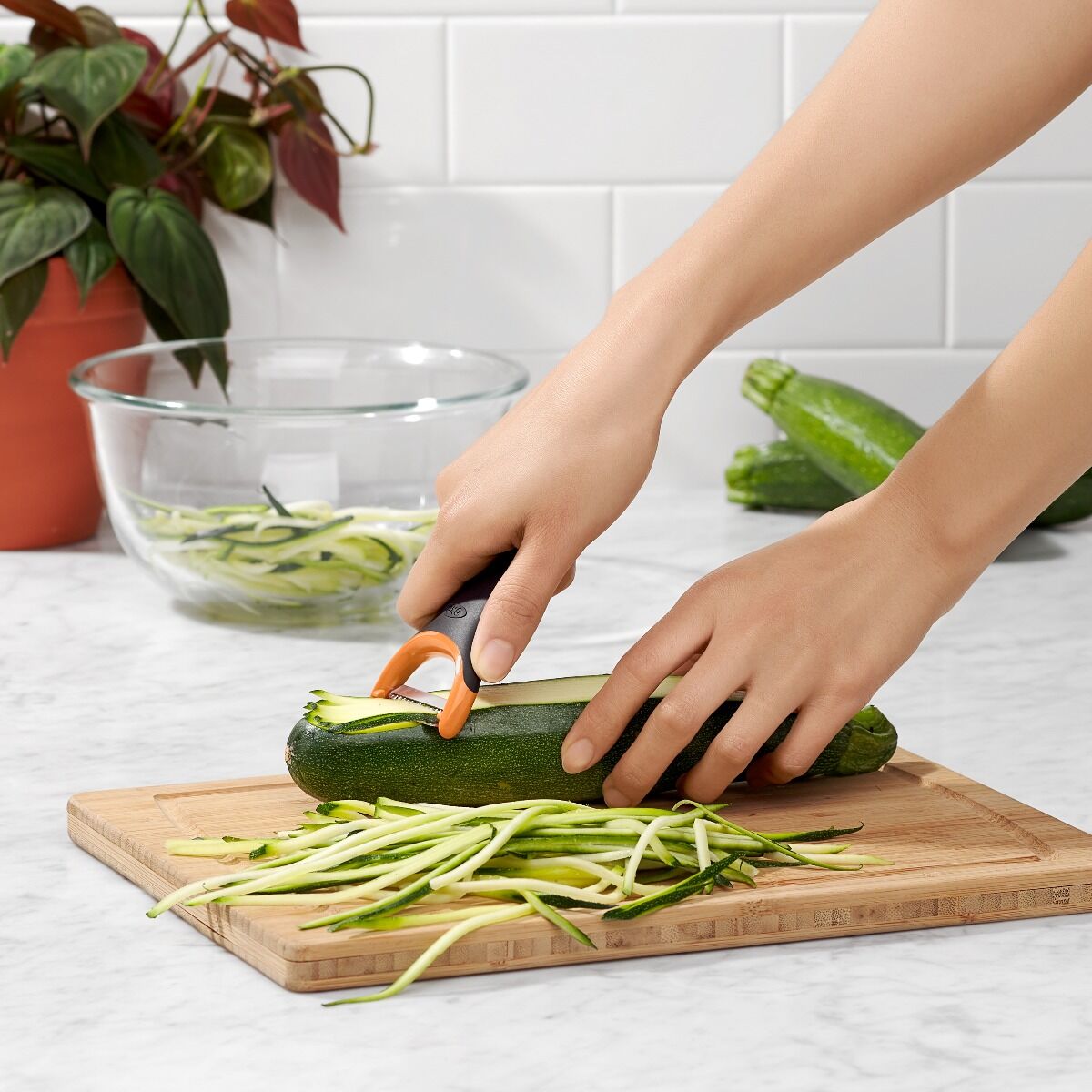 oxo-julienne-prep-y-peeler-q3 gg_11259100_4.jpg