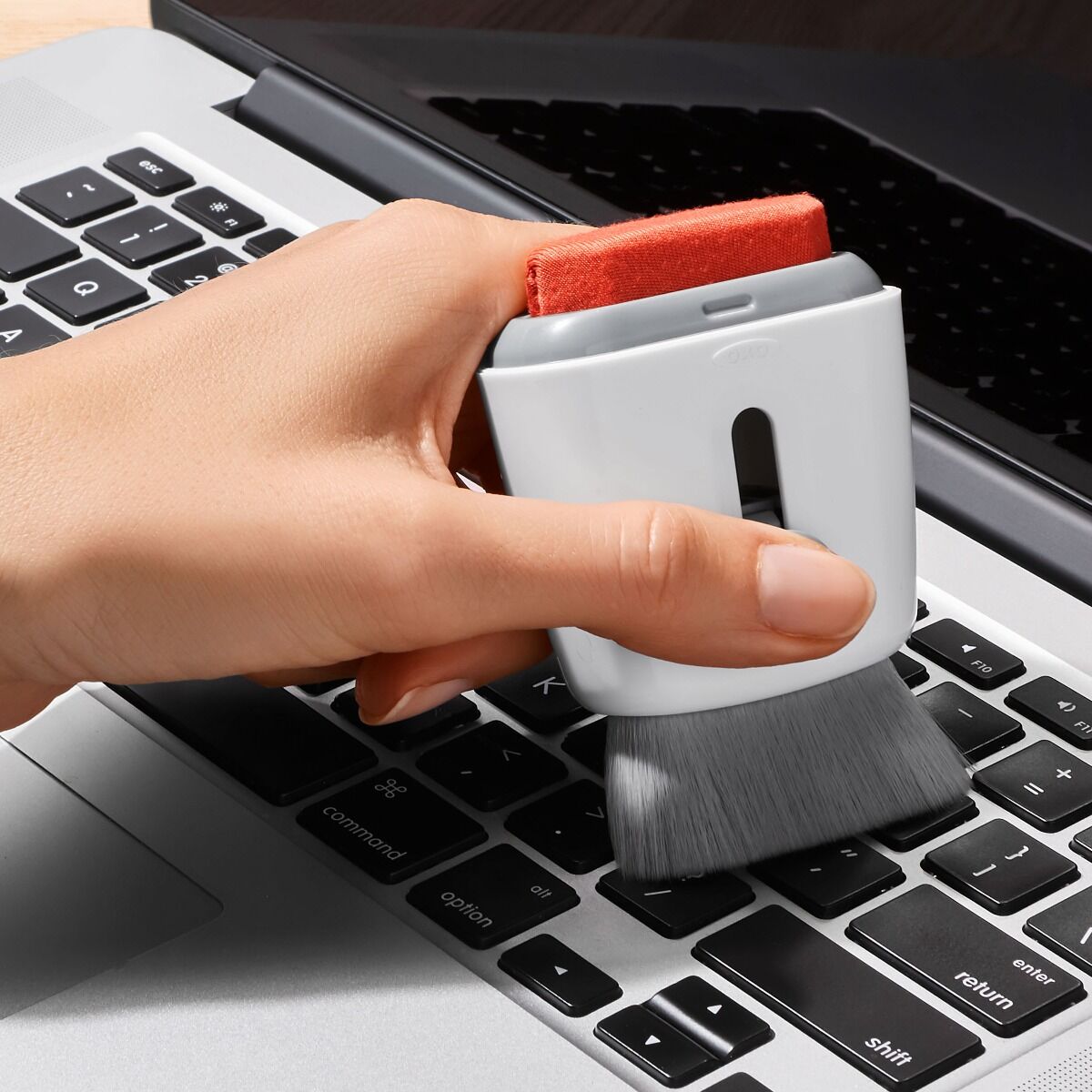 sweep-and-swipe-laptop-cleaner-n5 gg_12246100_9c.jpg