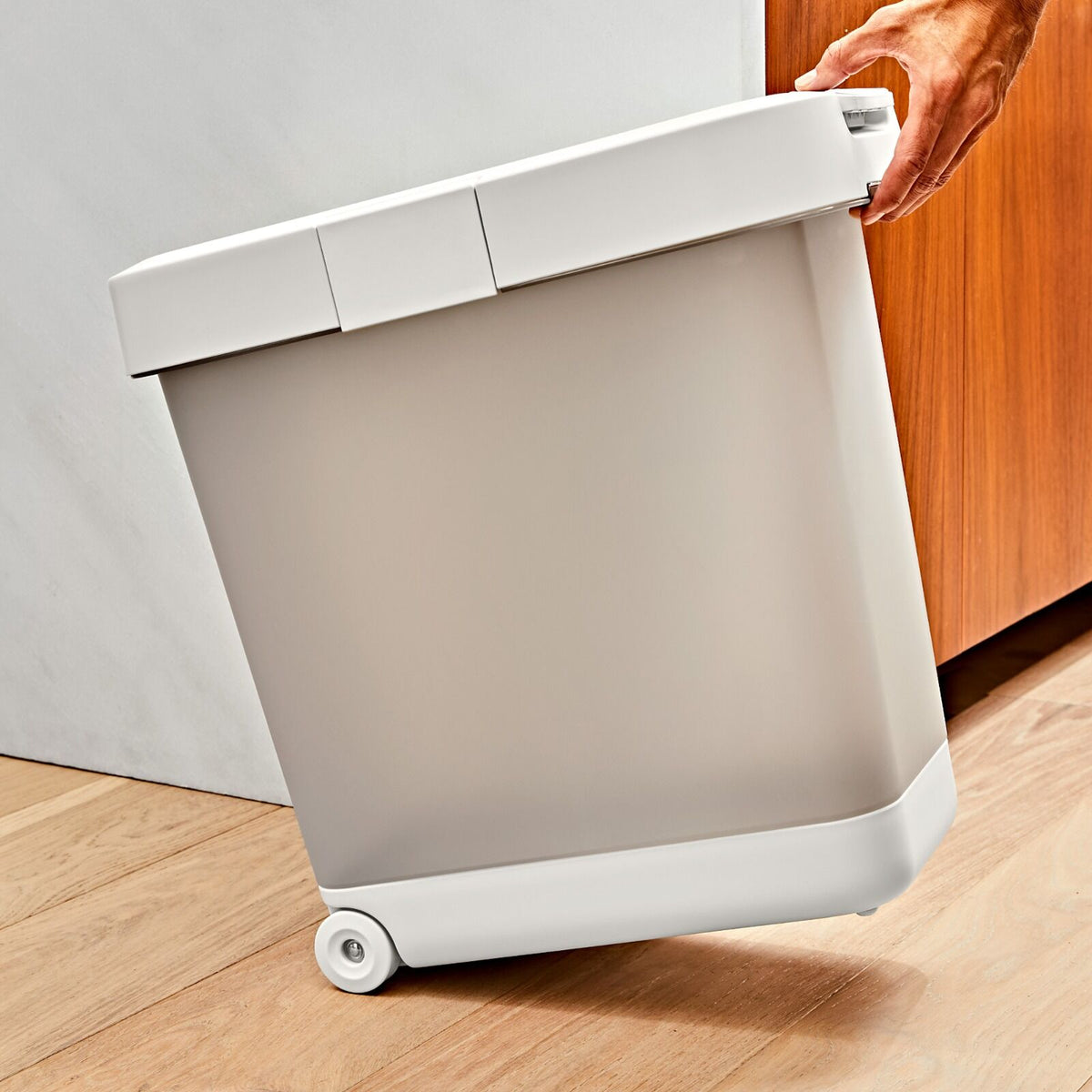 oxo-pet-airtight-food-container-with-scoop-large-n1 pet_7301500_airtight-food-container-large_pdp_05.jpeg